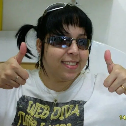 Foto de perfil engraçada de mulher com óculos